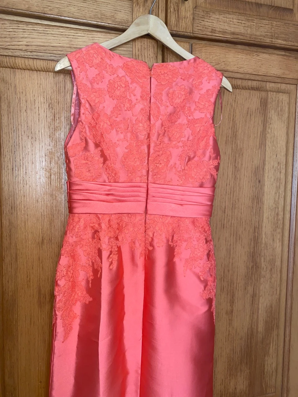 robe longue de cérémonie de mariage avec manteau couleur corail de la marque Pronovias – photo 10